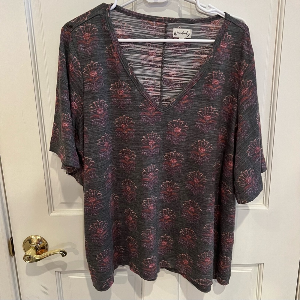 Womens Unworn WONDERLY Plus Size Unfinished Hem Floral design Top size XXL Grey